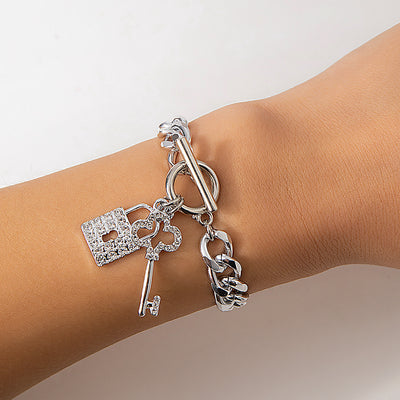 Women’s Chunky Chain Necklace with Shiny Lock & Key Pendant – Trendy Statement Jewelry for Fashion-Forward Looks