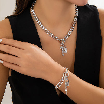 Women’s Chunky Chain Necklace with Shiny Lock & Key Pendant – Trendy Statement Jewelry for Fashion-Forward Looks