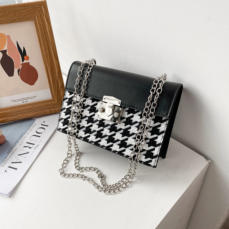 Retro Small Shoulder Bag for Women – Vintage-Inspired One-Shoulder Handbag for Everyday Style