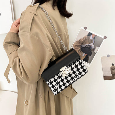 Retro Small Shoulder Bag for Women – Vintage-Inspired One-Shoulder Handbag for Everyday Style